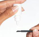 アプリケーターのブラシ部分にまつ毛の育毛剤を1滴（1回分）だけ落とします