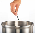 まつ毛にまつ毛の育毛剤を塗るためにアプリケーターは使い捨てです。必ず左右につき1本ずつ使用してください。